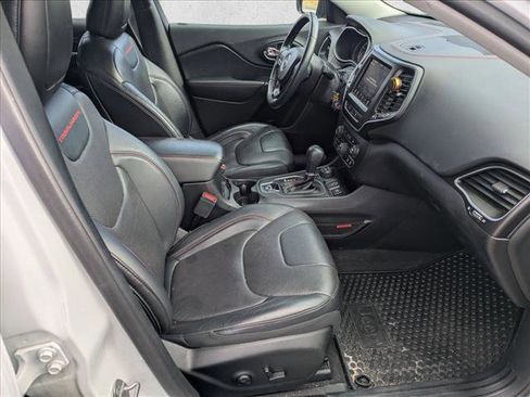 Used 2019 Jeep Cherokee Trailhawk image 22