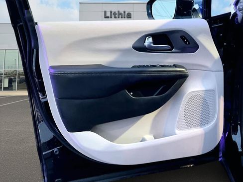 Used 2024 Chrysler Pacifica Select image 28