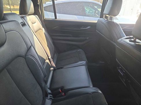 Used 2024 Jeep Grand Cherokee L Laredo image 12