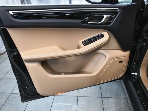 Used 2025 Porsche Macan image 9