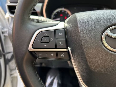 Used 2023 Toyota Highlander XLE AWD/4WD image 16