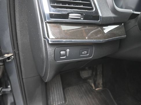 Used 2018 Volvo XC90 T6 Momentum w/ Convenience Package AWD/4WD image 13