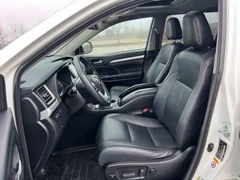 Used 2017 Toyota Highlander XLE image 24
