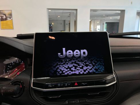 Used 2025 Jeep Compass Trailhawk AWD/4WD image 20