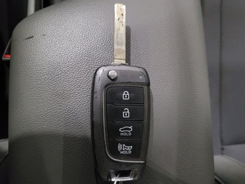 Used 2022 Hyundai Elantra SE w/ Winter Weather Package FWD image 32