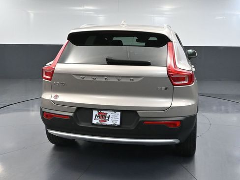 Used 2023 Volvo XC40 B5 Core image 7