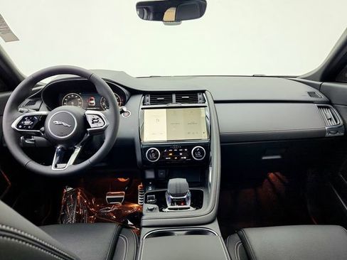Certified 2024 Jaguar E-PACE R-Dynamic SE image 27
