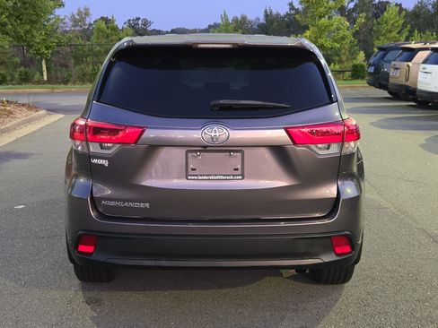 Used 2019 Toyota Highlander LE FWD image 6