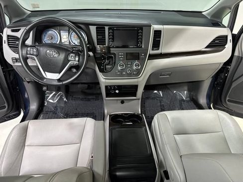 Used 2020 Toyota Sienna XLE AWD/4WD image 19