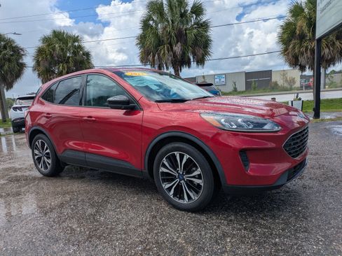 Used 2022 Ford Escape SE w/ SE Sport Appearance Package FWD image 2