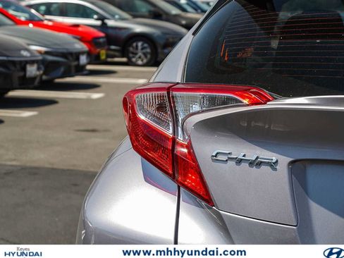 Used 2019 Toyota C-HR XLE FWD image 7
