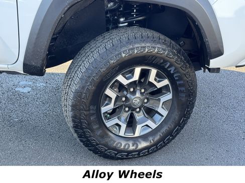 Used 2020 Toyota Tacoma TRD Off-Road image 14