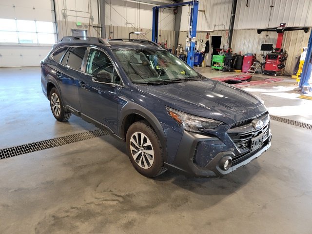 Used 2025 Subaru Outback Premium AWD/4WD image 1