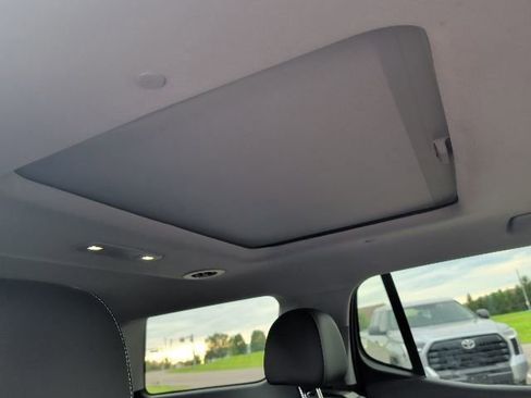 Used 2023 GMC Acadia SLT w/ Elevation Edition FWD image 2