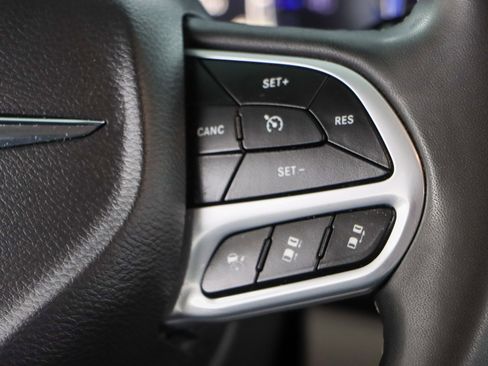 Used 2023 Chrysler Pacifica Touring-L image 14