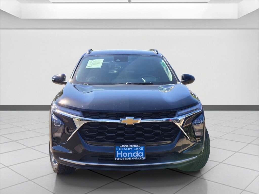 Used 2024 Chevrolet Trax LT FWD image 2