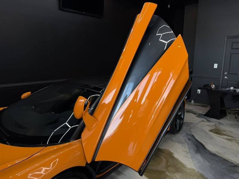 Used 2018 McLaren 570S Spider RWD image 32
