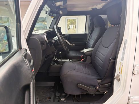 Used 2016 Jeep Wrangler Unlimited Sahara w/ Connectivity Group image 10