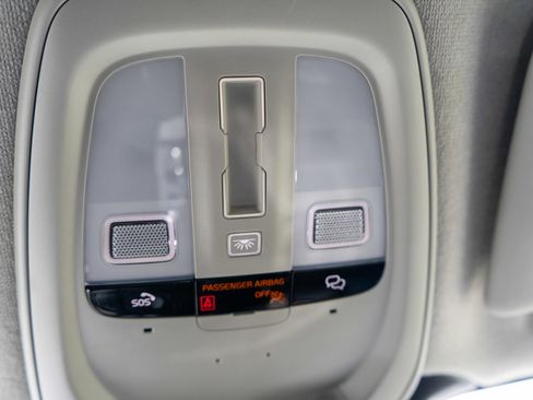 Used 2025 Volvo XC40 B5 Plus image 22