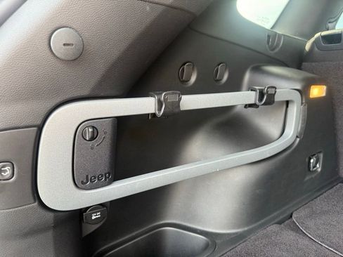 Used 2015 Jeep Cherokee Latitude w/ Comfort/Convenience Group AWD/4WD image 46