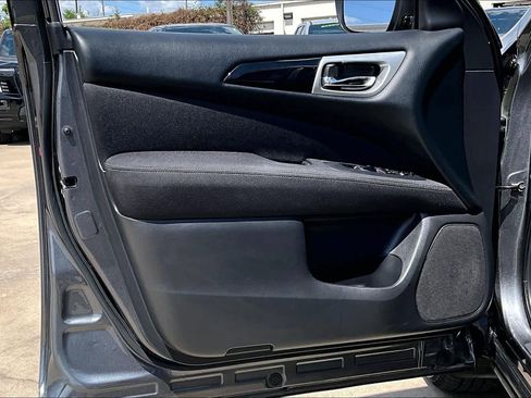 Used 2017 Nissan Pathfinder S image 22