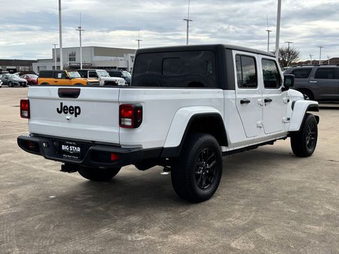 Used 2022 Jeep Gladiator Sport image 3