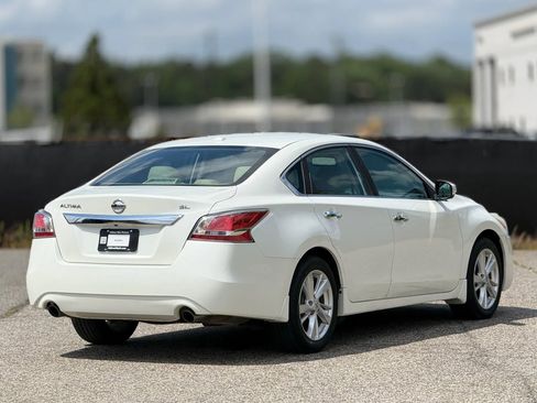 Used 2015 Nissan Altima 2.5 SL w/ Technology Package FWD image 9