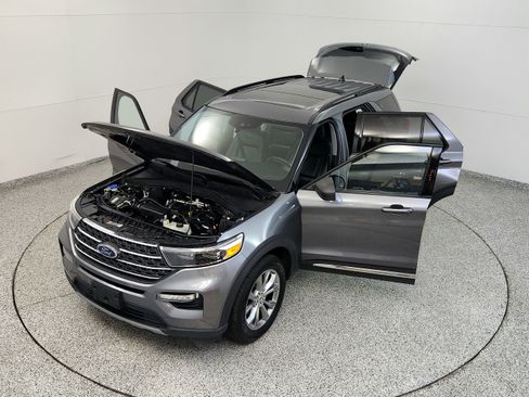 Used 2022 Ford Explorer XLT w/ Equipment Group 202A AWD/4WD image 17