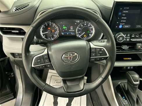 Used 2023 Toyota Highlander XLE image 4
