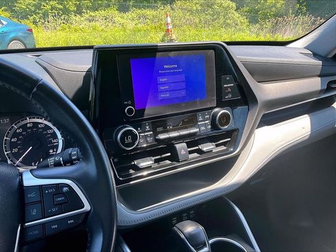Used 2023 Toyota Highlander LE FWD image 25