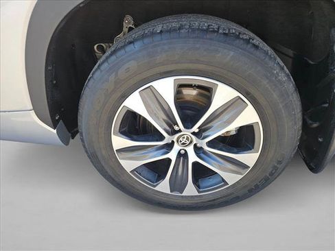 Used 2023 Toyota Highlander XLE AWD/4WD image 9