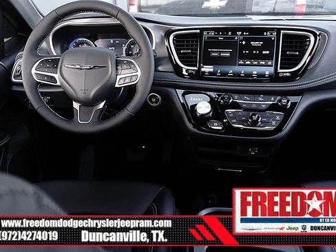 New 2026 Chrysler Pacifica Select image 18