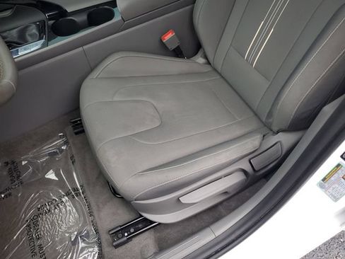 Certified 2025 Hyundai Elantra SEL FWD image 12