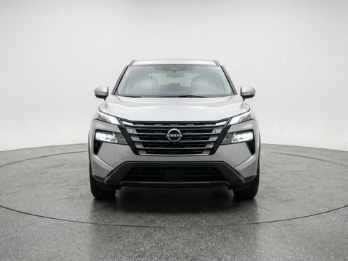 Used 2025 Nissan Rogue SV image 2