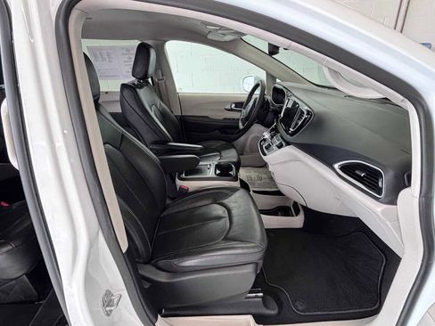 Used 2022 Chrysler Pacifica Touring-L FWD image 16