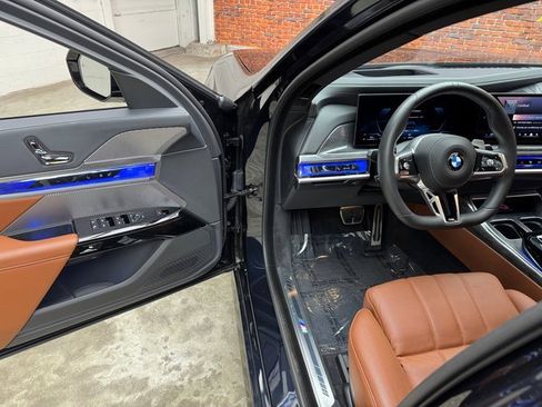 Certified 2025 BMW 760i xDrive image 9