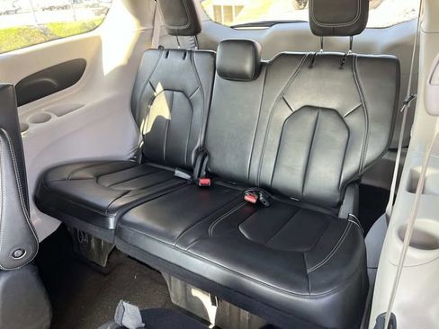 Used 2024 Chrysler Pacifica Limited FWD image 21