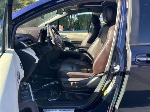 Used 2023 Toyota Sienna Platinum image 10