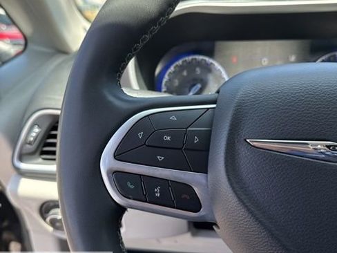 Used 2022 Chrysler Pacifica Touring-L image 34