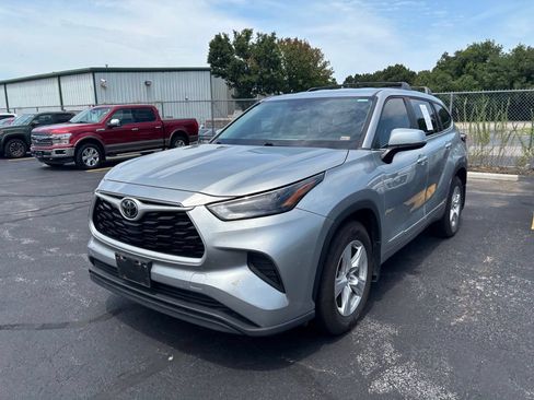 Used 2023 Toyota Highlander L FWD image 4