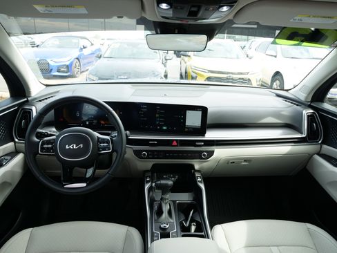 Certified 2025 Kia Sorento EX w/ Panoramic Sunroof Package image 21