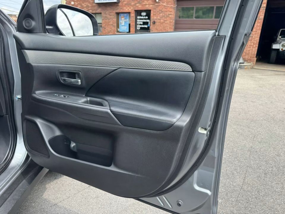 Used 2020 Mitsubishi Outlander SE AWD/4WD image 20