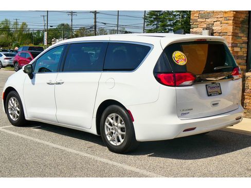 Used 2023 Chrysler Voyager LX FWD image 5
