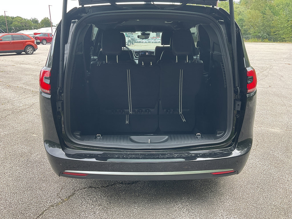 New 2027 Chrysler Pacifica Select AWD/4WD image 14