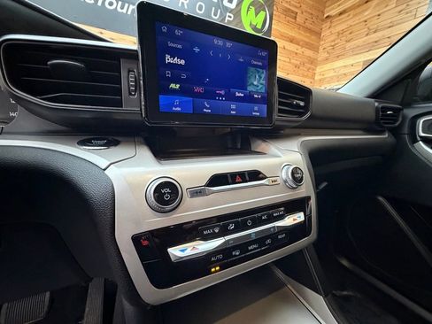 Used 2023 Ford Explorer XLT AWD/4WD image 17