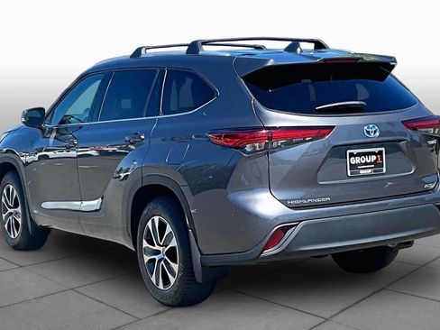 Used 2022 Toyota Highlander XLE AWD/4WD image 11