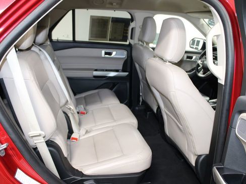 Used 2023 Ford Explorer Limited image 32