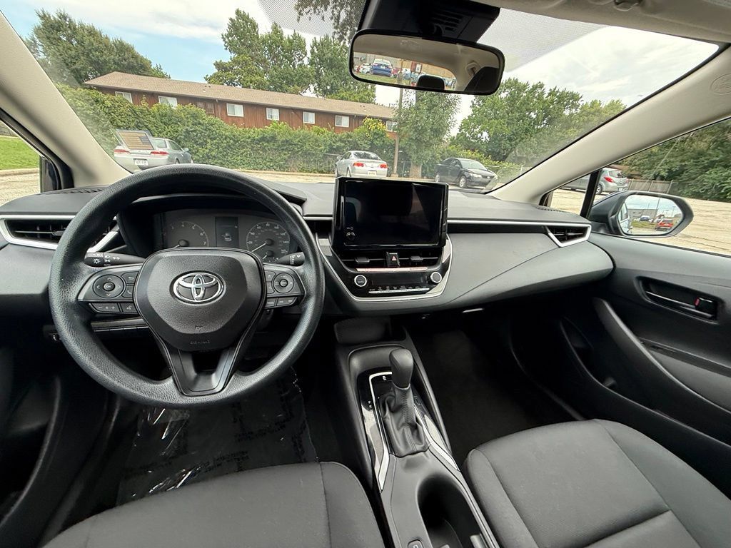 Used 2025 Toyota Corolla LE FWD image 6