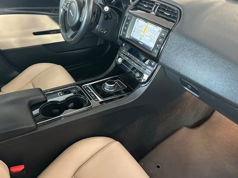 Used 2017 Jaguar XE Premium image 12