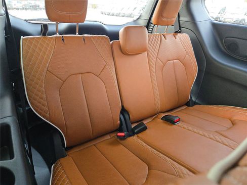 New 2026 Chrysler Pacifica Pinnacle image 12